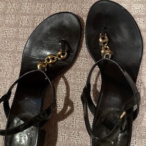 Gucci black patent leather Sandals with Gold Chain Detail